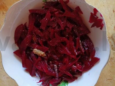 Keptos burokėlių ir marinuotų agurkų salotos Žingsnis 3