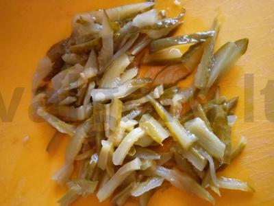 Keptos burokėlių ir marinuotų agurkų salotos Žingsnis 4