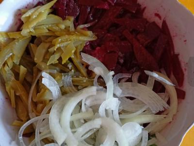 Keptos burokėlių ir marinuotų agurkų salotos Žingsnis 5