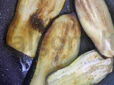 Baklažanai, įdaryti sūriu ir česnaku grietinės padaže Žingsnis 1