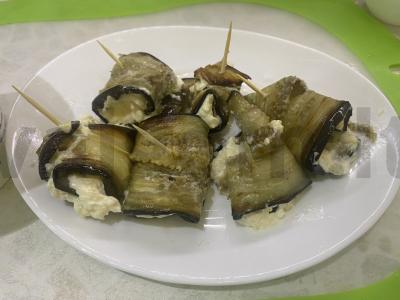 Baklažanai, įdaryti sūriu ir česnaku grietinės padaže pagrindine nuotrauka