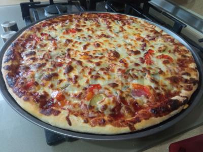 Pica „Barbekiu“ su sūrio rūkyta šonine pagrindine nuotrauka