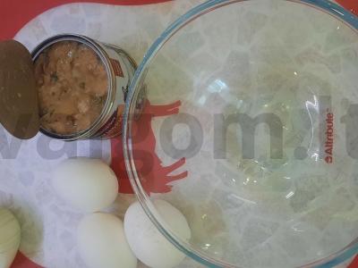 Žuvies salotas su skumbrija, kiaušiniu ir svogūnu Žingsnis 1