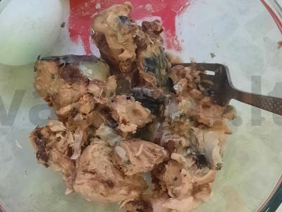 Žuvies salotas su skumbrija, kiaušiniu ir svogūnu Žingsnis 2