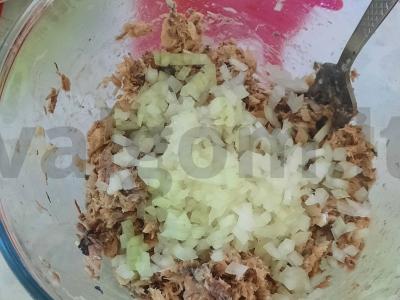 Žuvies salotas su skumbrija, kiaušiniu ir svogūnu Žingsnis 5