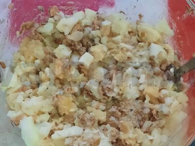 Žuvies salotas su skumbrija, kiaušiniu ir svogūnu Žingsnis 6