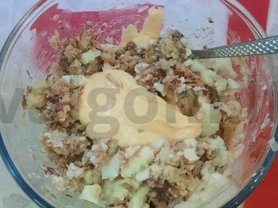 Žuvies salotas su skumbrija, kiaušiniu ir svogūnu Žingsnis 7