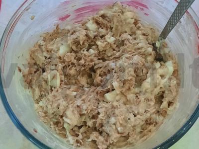 Žuvies salotas su skumbrija, kiaušiniu ir svogūnu pagrindine nuotrauka