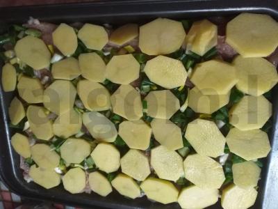 Vištiena, kepta ant svogūnų ir bulvių pagalvėlės Žingsnis 3