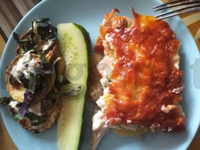 Vištiena, kepta ant svogūnų ir bulvių pagalvėlės pagrindine nuotrauka