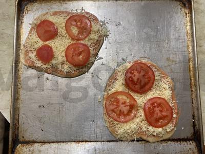 Traški, auksinės spalvos ir puri pica su pieno dešrelėmis Žingsnis 9