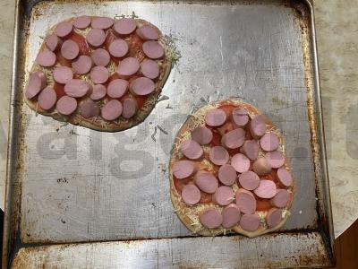 Traški, auksinės spalvos ir puri pica su pieno dešrelėmis Žingsnis 10