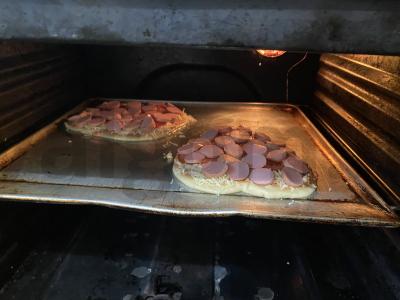 Traški, auksinės spalvos ir puri pica su pieno dešrelėmis Žingsnis 11