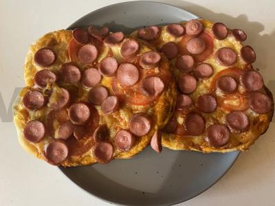 Traški, auksinės spalvos ir puri pica su pieno dešrelėmis pagrindine nuotrauka