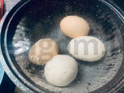 Salotas „Sportinis“ su bekonu, kiaušiniu ir medumi Žingsnis 3