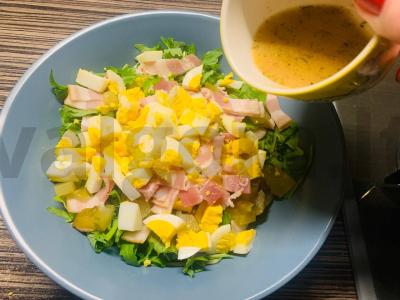 Salotas „Sportinis“ su bekonu, kiaušiniu ir medumi Žingsnis 10