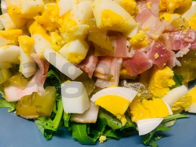 Salotas „Sportinis“ su bekonu, kiaušiniu ir medumi pagrindine nuotrauka