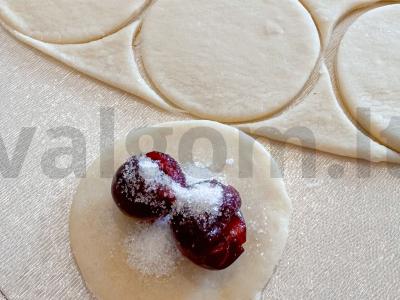 Varenyky su vyšniomis ant užvirinto tešlos Žingsnis 2