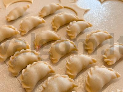 Varenyky su vyšniomis ant užvirinto tešlos Žingsnis 3