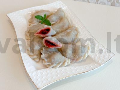 Varenyky su vyšniomis ant užvirinto tešlos pagrindine nuotrauka