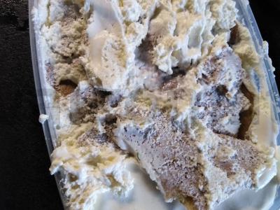 Sluoksniuotas tortas su bananais ir grietinėlėmis pagrindine nuotrauka