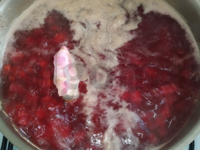 Borsčas su kiaulienos kaulais Žingsnis 1