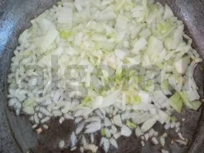 Troškinta vištienos filė pomidorų padaže su granatu Žingsnis 1