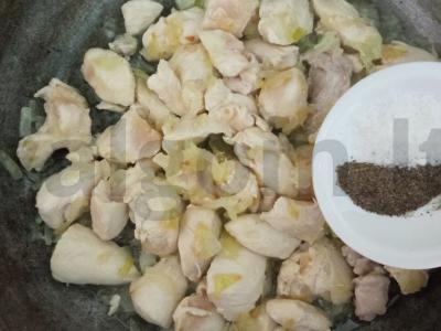 Troškinta vištienos filė pomidorų padaže su granatu Žingsnis 2