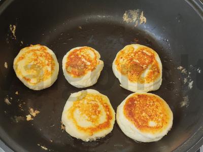 Sūrio blynai su bananais ant ryžių miltų Žingsnis 4