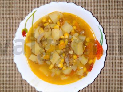 Skani troškinys su kukurūzais ir lęšiais pagrindine nuotrauka