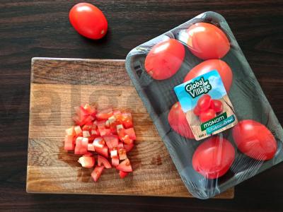 Salotos su raudonaisiais pupelėmis ir pomidorais Žingsnis 1