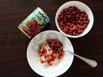 Salotos su raudonaisiais pupelėmis ir pomidorais Žingsnis 3