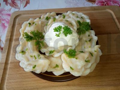 Koldūnai su vištienos faršu ir troškintomis kopūstais pagrindine nuotrauka