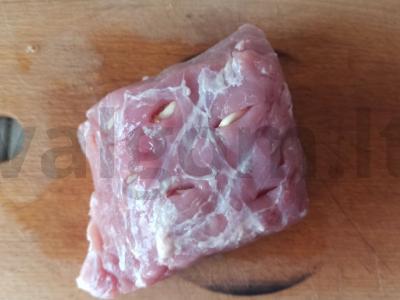 Mėsa su česnaku ir prieskoniais orkaitėje Žingsnis 1