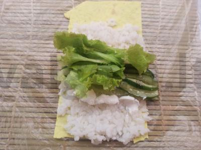 Ritinis su agurkais ir salotų lapais sūrio lavaše Žingsnis 2