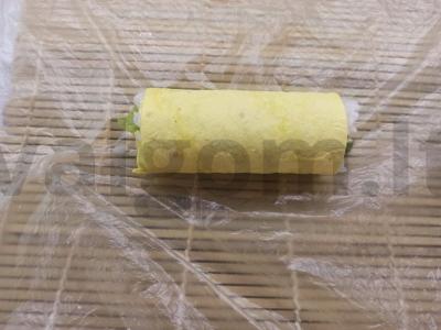 Ritinis su agurkais ir salotų lapais sūrio lavaše Žingsnis 3