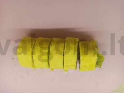 Ritinis su agurkais ir salotų lapais sūrio lavaše Žingsnis 4