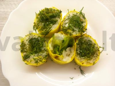 Ritinis su agurkais ir salotų lapais sūrio lavaše pagrindine nuotrauka