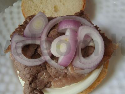 Mėsainis su jautienos kepsniu ir jalapeño Žingsnis 4