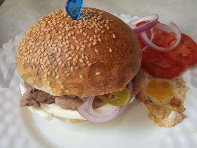 Mėsainis su jautienos kepsniu ir jalapeño pagrindine nuotrauka