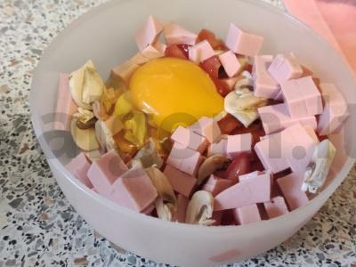 Karšti sumuštiniai su dešra, pievagrybiais, pomidoru ir kiaušiniu Žingsnis 2