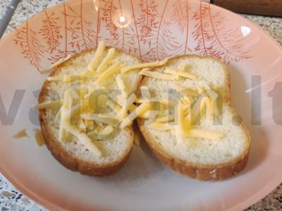 Karšti sumuštiniai su dešra, pievagrybiais, pomidoru ir kiaušiniu Žingsnis 5