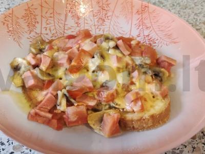 Karšti sumuštiniai su dešra, pievagrybiais, pomidoru ir kiaušiniu Žingsnis 7