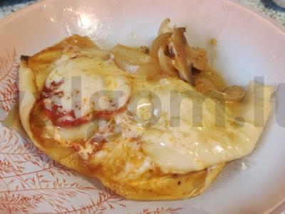 Karšti sumuštiniai su dešra, pievagrybiais, pomidoru ir kiaušiniu pagrindine nuotrauka