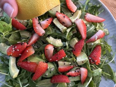 Vasaros salotos su braškėmis ir brie sūriu Žingsnis 4