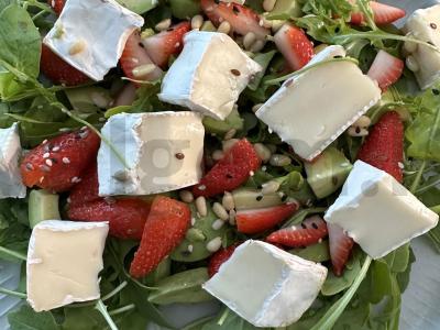 Vasaros salotos su braškėmis ir brie sūriu Žingsnis 5