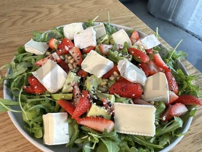 Vasaros salotos su braškėmis ir brie sūriu pagrindine nuotrauka