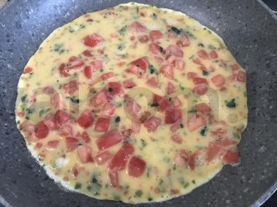 Omletas su pomidorais ir kalendra ant lavašo Žingsnis 5