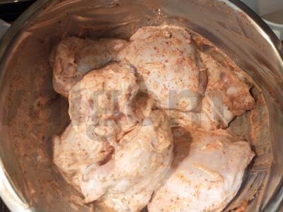 Vištienos šlaunelės su daržovėmis orkaitėje Žingsnis 1