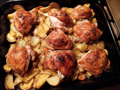 Vištienos šlaunelės su daržovėmis orkaitėje pagrindine nuotrauka